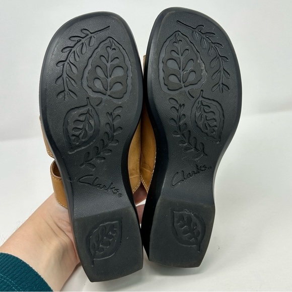 Clarks Light Brown Strappy Leather Slip On Wedge Sandals Size 6 Open Toe - Picture 9 of 13